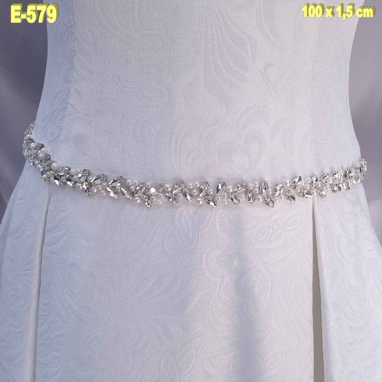 vestidos de novia con bordado pedreria artesanales svaroski apliques  cinturones hombreras 1 - A todo Confetti - Blog de bodas para novias e  invitadas